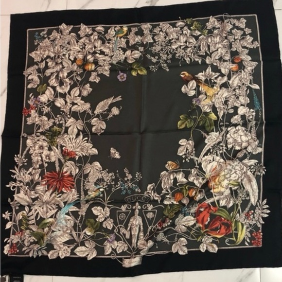 Gucci Wondergardenia Scarf - Black boarder - 90cm x 90cm - 100% Silk - Picture 5 of 8